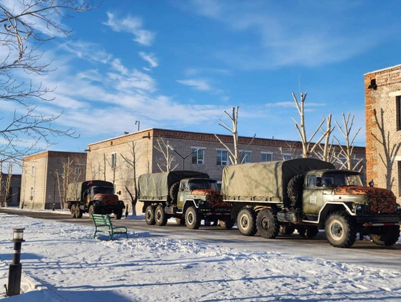 Өвөлжилт хүндэрсэн зарим суманд ЗИЛ-131 маркийн автомашинаар зам гаргаж байна