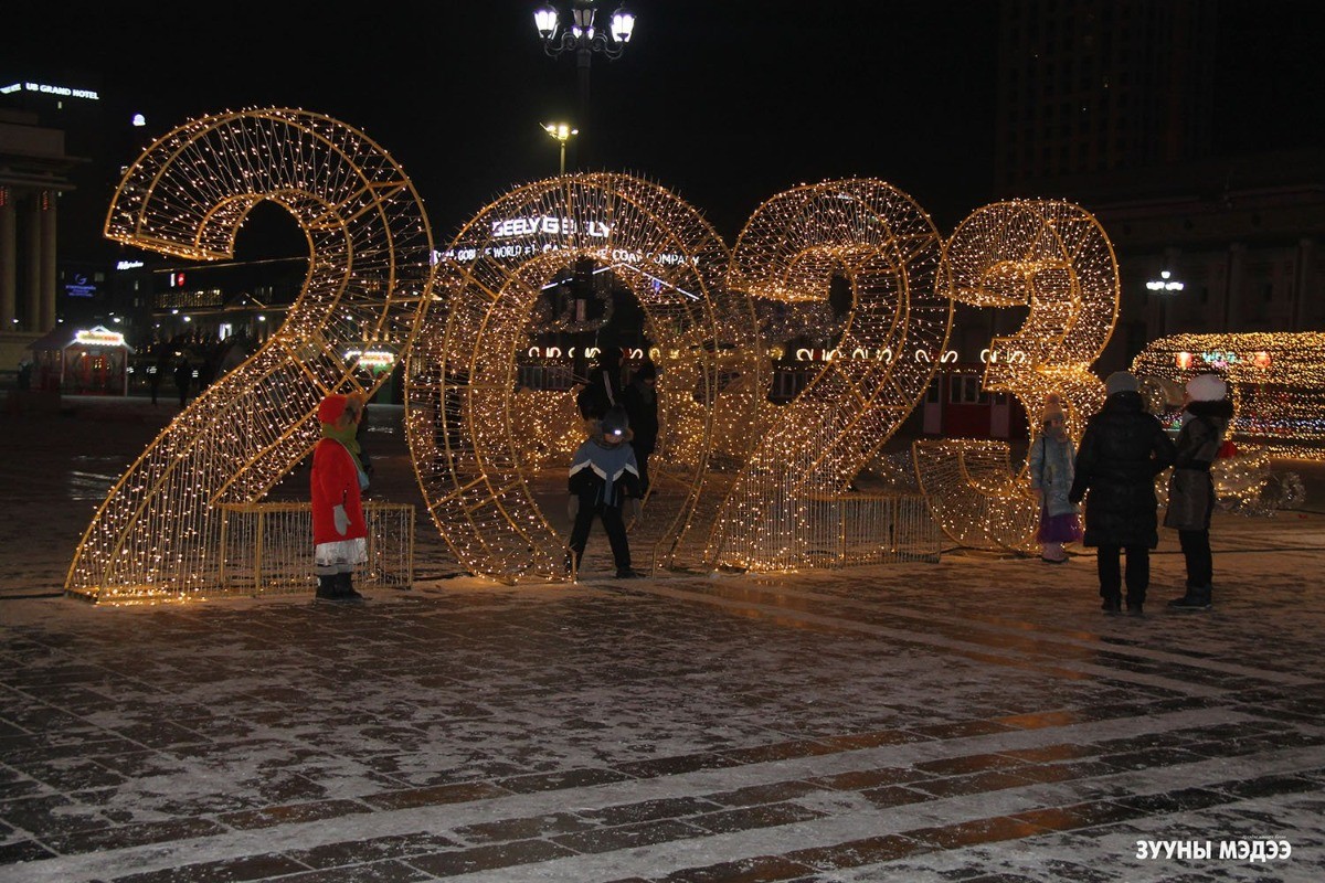 Төв талбай дээр 20:00 цагаас өдөр бүр урлагийн тоглолттой