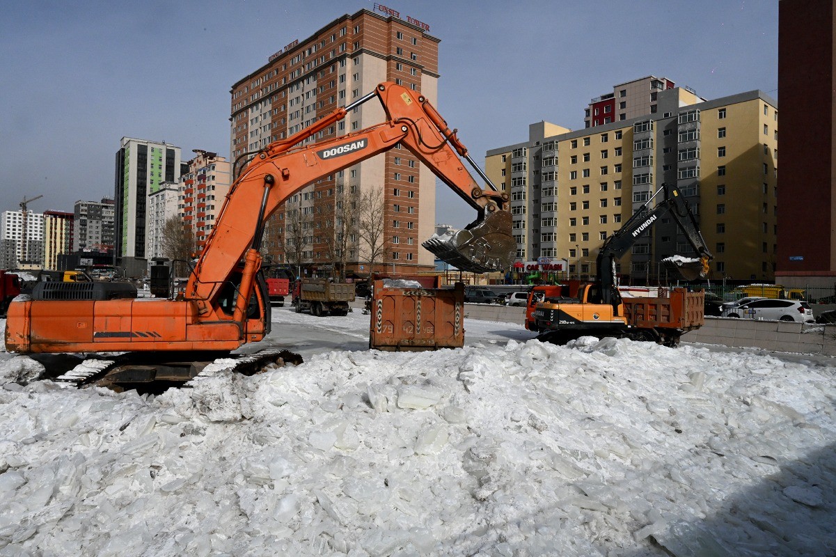 Сэлбэ голын 16.480 тонн мөсийг тээвэрлээд байна