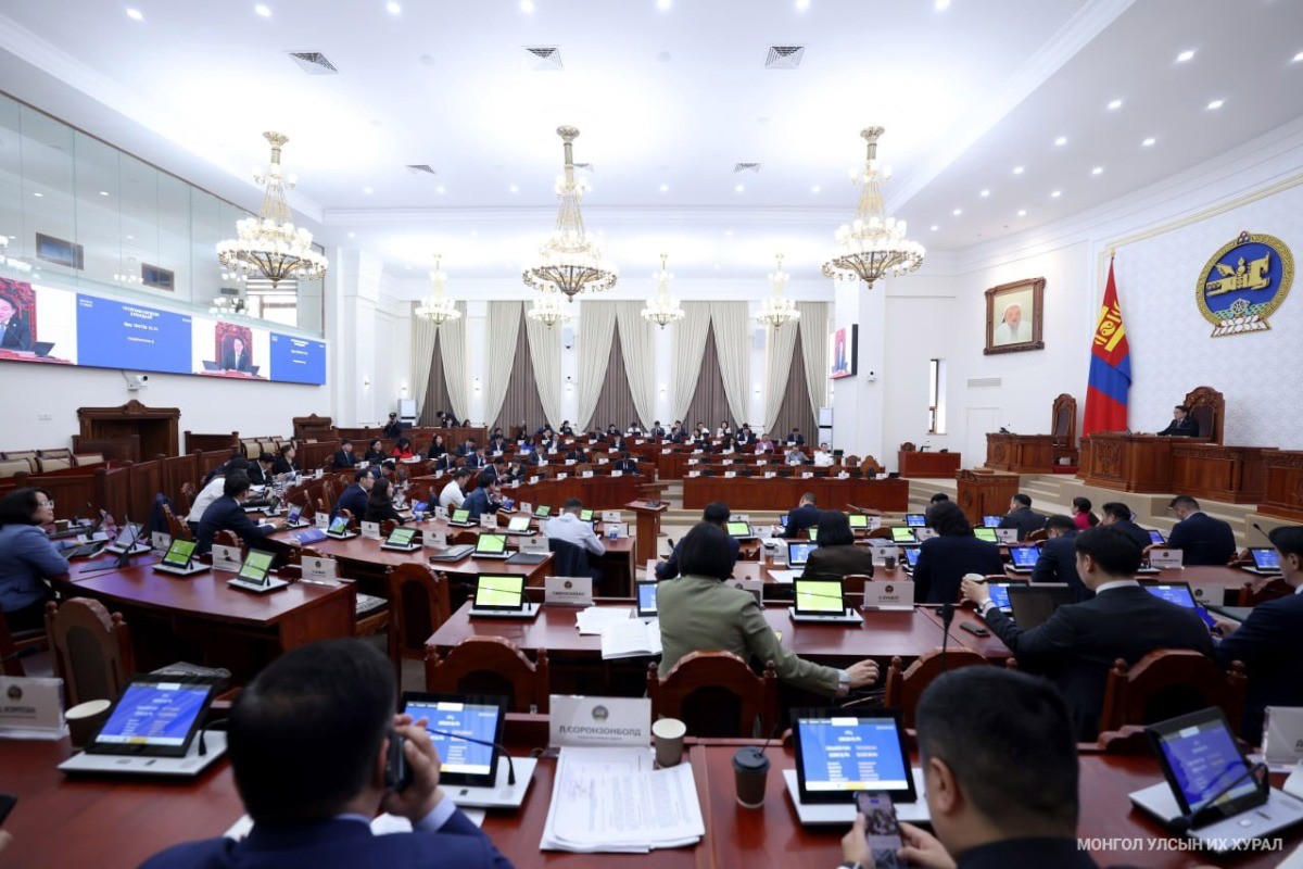 Хот, тосгоны эрх зүйн байдлын тухай хуульд өөрчлөлт оруулах тухай хуулийн төсөл болон хамт өргөн мэдүүлсэн хууль, тогтоолын төслүүдийг батлав