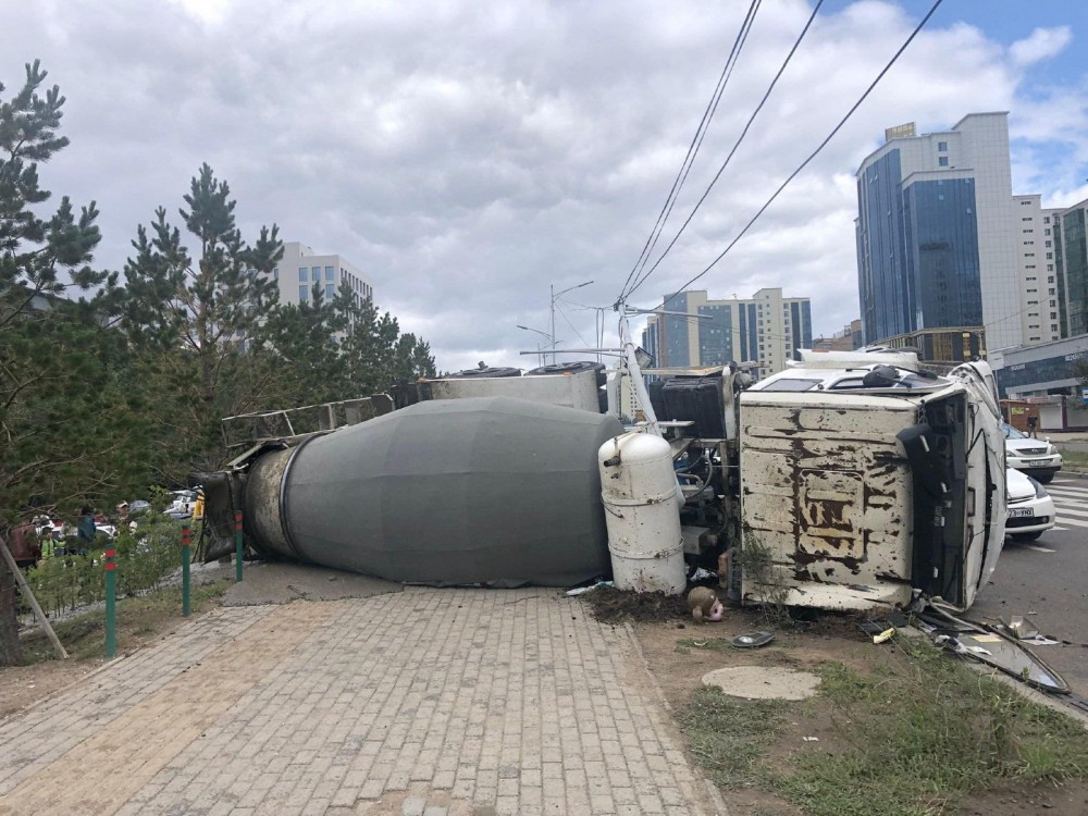 Гурван автомашин мөргөлдөж, явган зорчигч гэмтсэн осол гарчээ