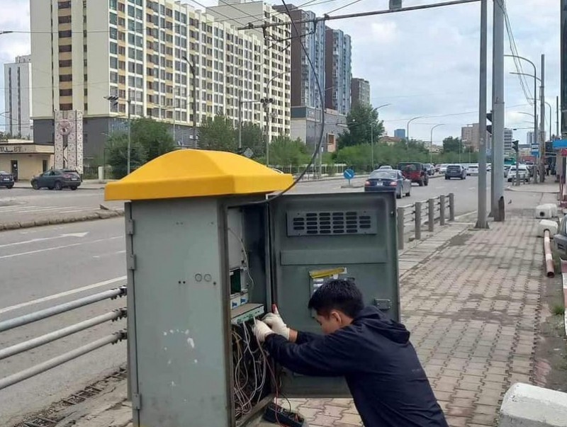 Усанд автсан 43 байрны усыг соруулж дууссаны дараа цахилгааныг холбоно