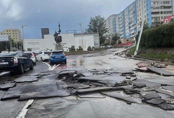 Чингүнжавын гудамжны эвдэрсэн авто замыг цэвэрлэж байна