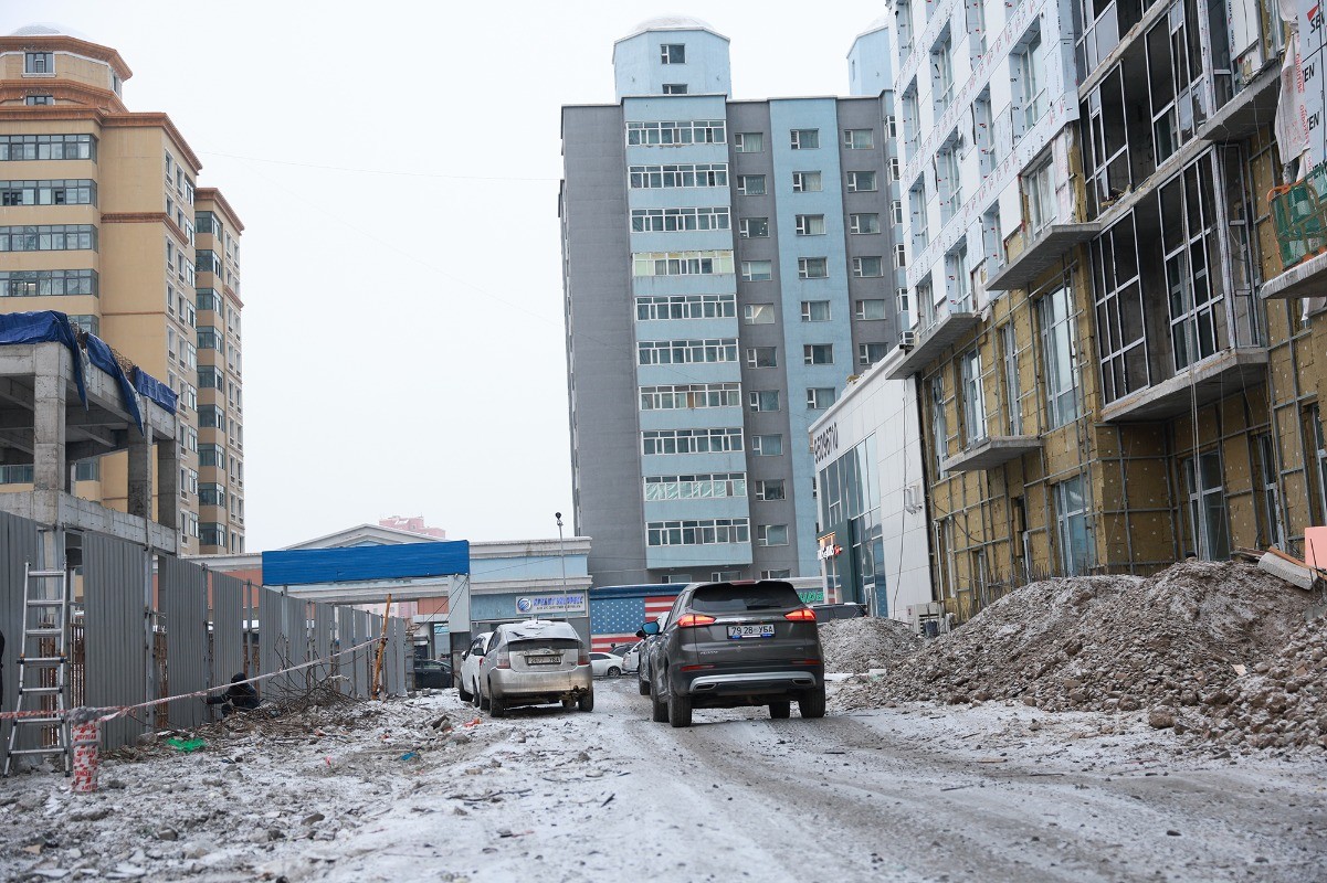 Газрын хэмжээгээ хэтрүүлэн хашаалсан аж ахуйн нэгжийн хашааг албадан чөлөөллөө