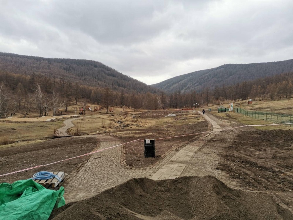 Зайсан дахь амралтын газраас Дугуй цагаан хүртэл зам барьж байна