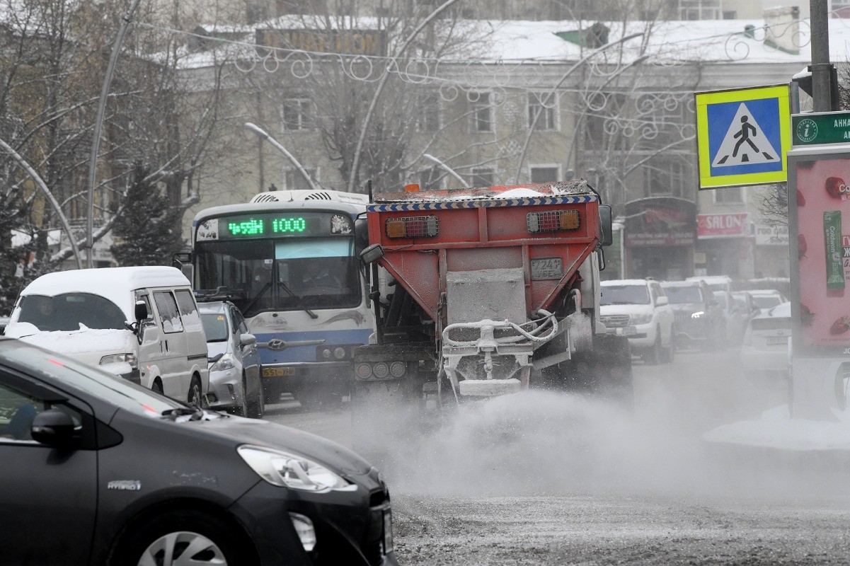 Зам, талбайн цас цэвэрлэгээнд 671 албан хаагч ажиллаж байна