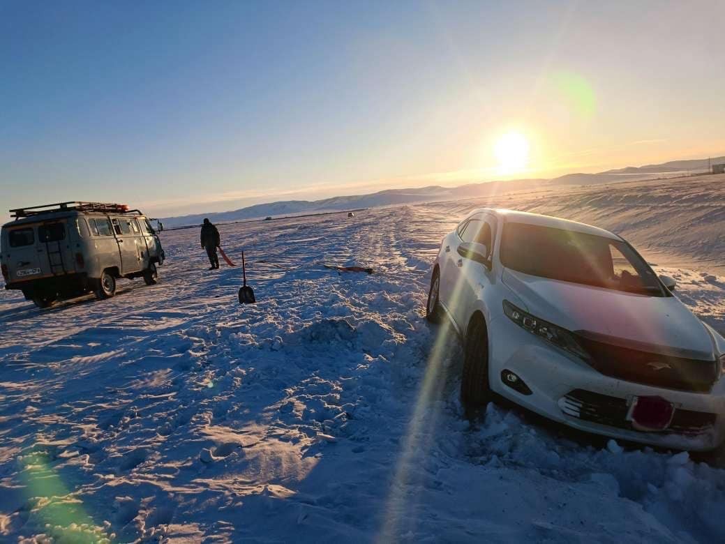 Цасанд боогдож хээр саатсан жолооч, гурван хүүхдийг аварчээ