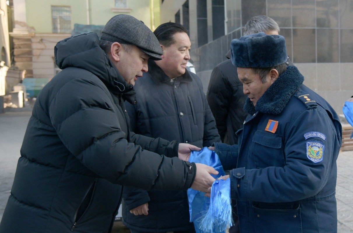 НИТХ: Байгаль хамгаалагчдад тусгай тоноглол бүхий автомашин гардууллаа